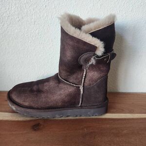 EUC UGG Bailey Snap Loop Close Brown Shearling Women's Boots